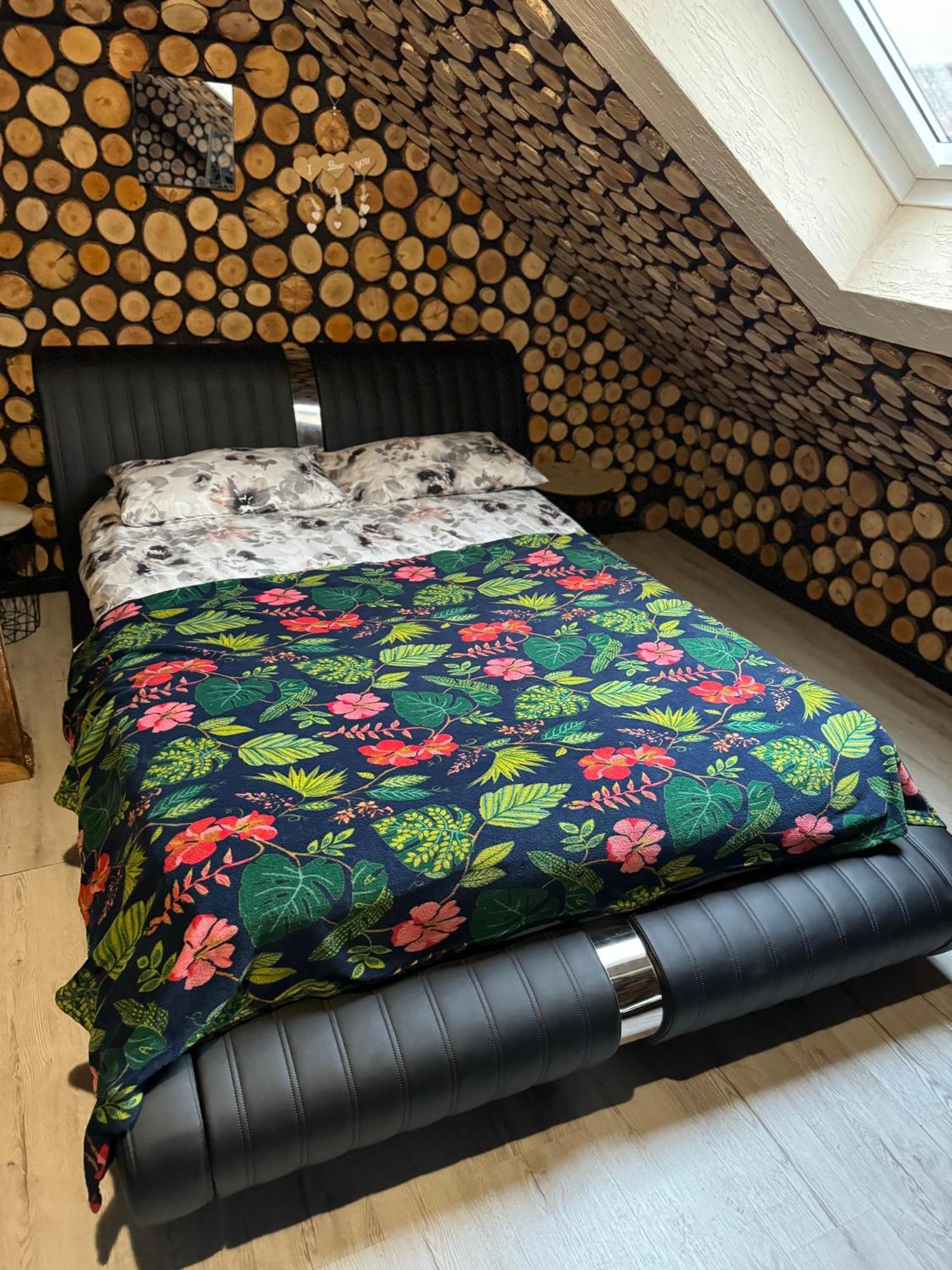 Neon Jacuzzi -loft Styl -rynek Centrum &parking ,sniadania For Free Apartment *