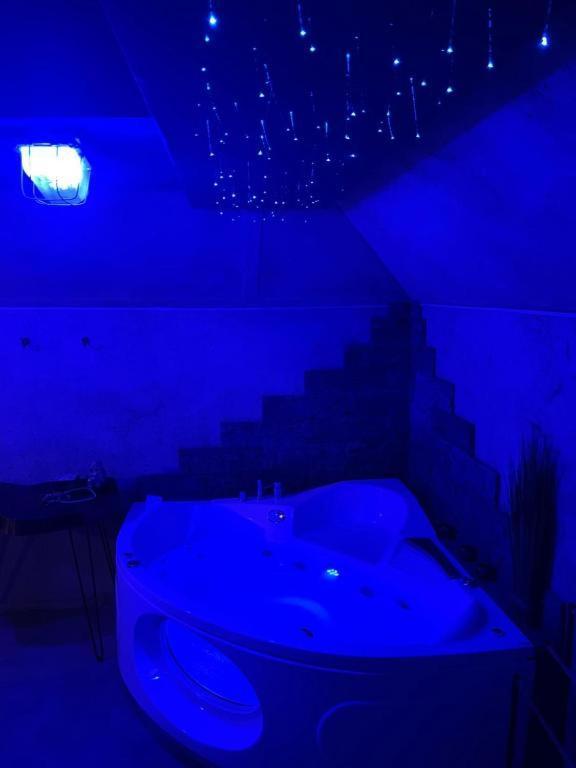 Neon Jacuzzi -loft Styl -rynek Centrum &parking ,sniadania For Free Apartment