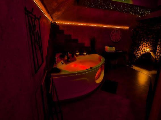 Neon Jacuzzi -loft Styl -rynek Centrum &parking ,sniadania For Free Apartment *