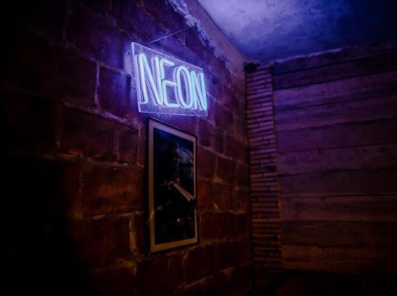 Apartment Neon Jacuzzi -loft Styl -rynek Centrum &parking ,sniadania For Free
