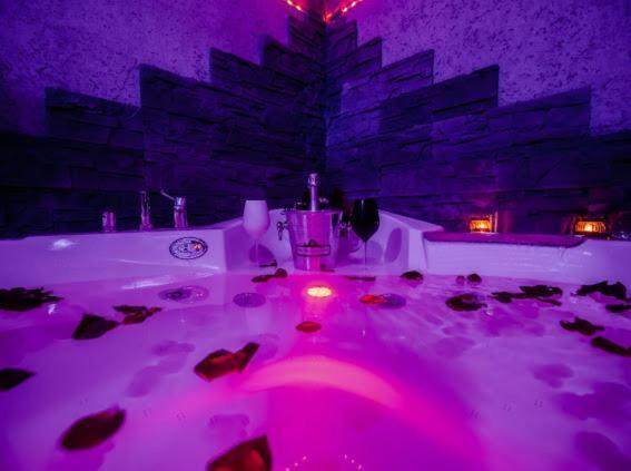 Neon Jacuzzi -loft Styl -rynek Centrum &parking ,sniadania For Free Apartment Kielce