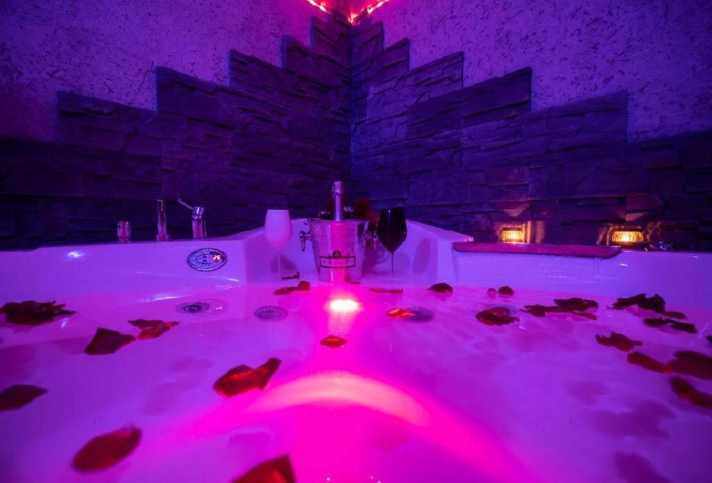Neon Jacuzzi -loft Styl -rynek Centrum &parking ,sniadania For Free Apartment *