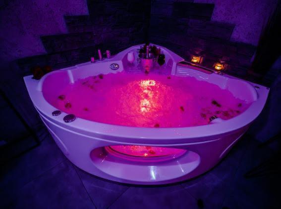 Neon Jacuzzi -loft Styl -rynek Centrum &parking ,sniadania For Free Kielce