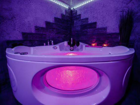 Neon Jacuzzi -loft Styl -rynek Centrum &parking ,sniadania For Free Kielce