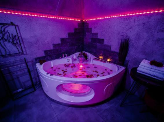 Neon Jacuzzi -loft Styl -rynek Centrum &parking ,sniadania For Free